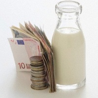 Dairy farmers in warning over milk price slump Dairy farmers in warning over milk price slump